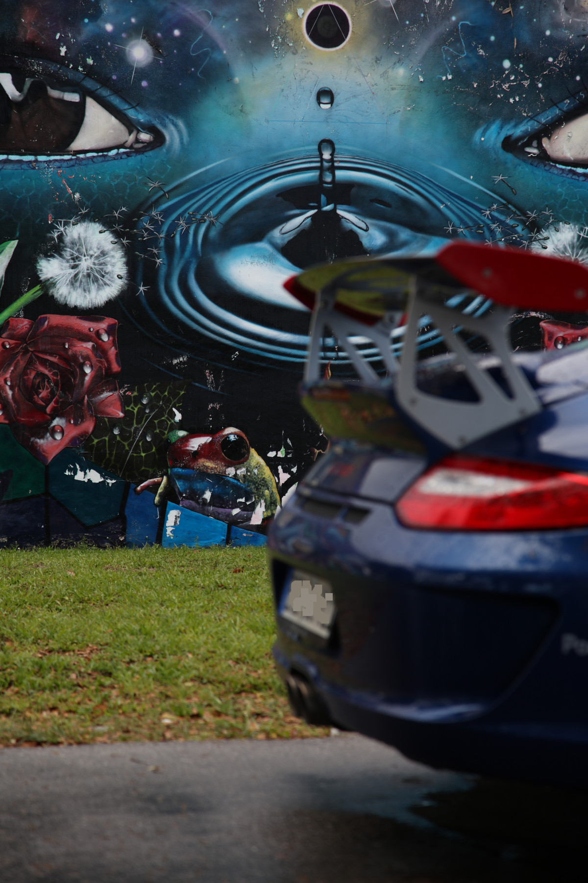 Blue GT3 RS with Chor Boogie Street Art (03)